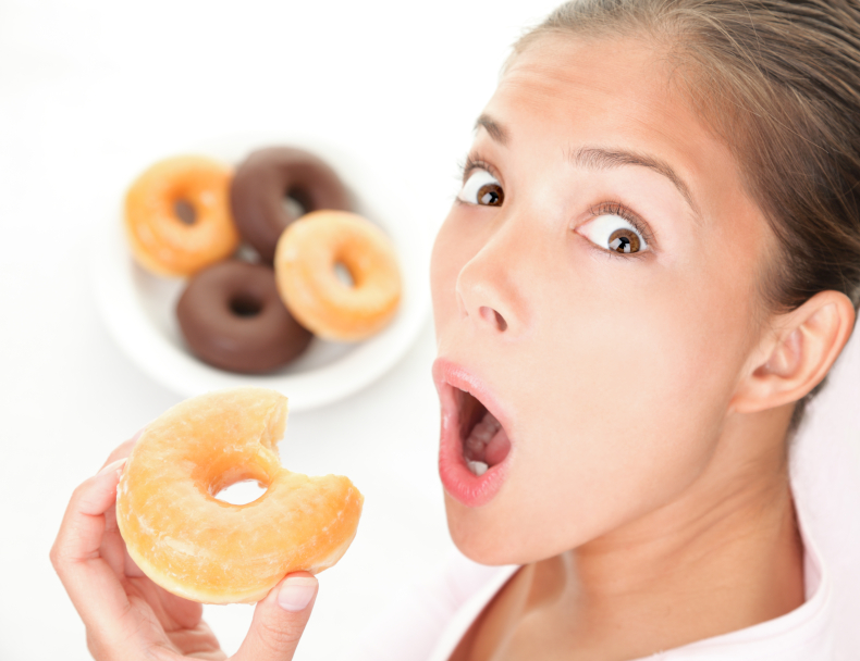 guilty woman eating donut Λαχτάρα για ζάχαρη...